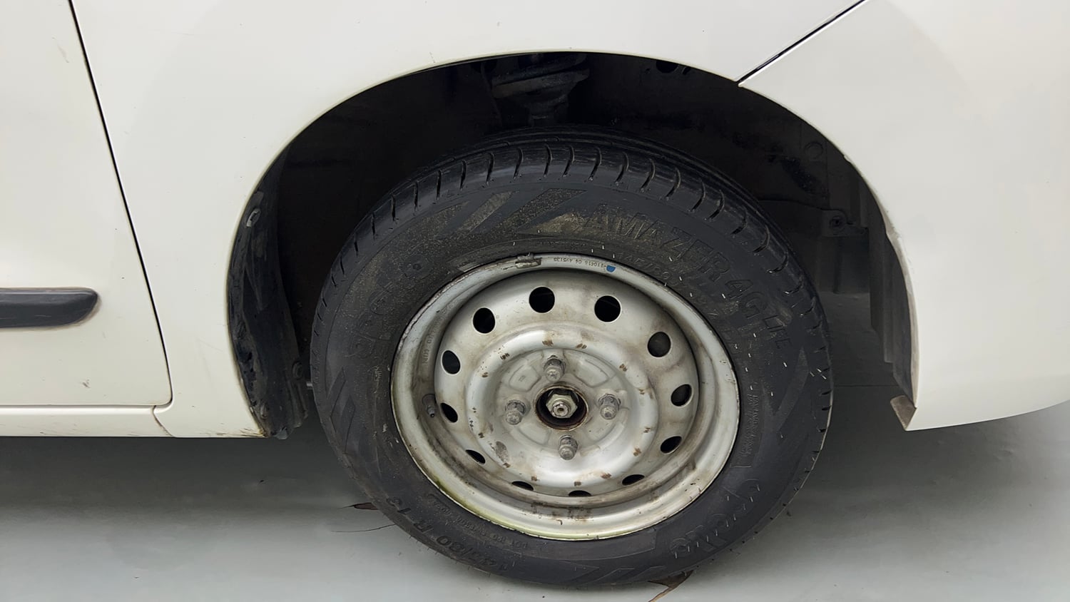 Used 2016 Maruti Suzuki Wagon R LXI Petrol Manual tyres RIGHT FRONT TYRE RIM VIEW