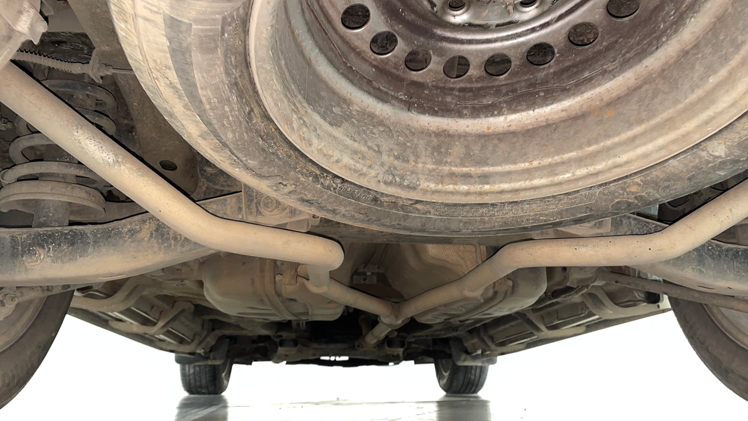 Used 2018 Mahindra XUV500 W11 AT Diesel Automatic extra REAR UNDERBODY VIEW (TAKEN FROM REAR)