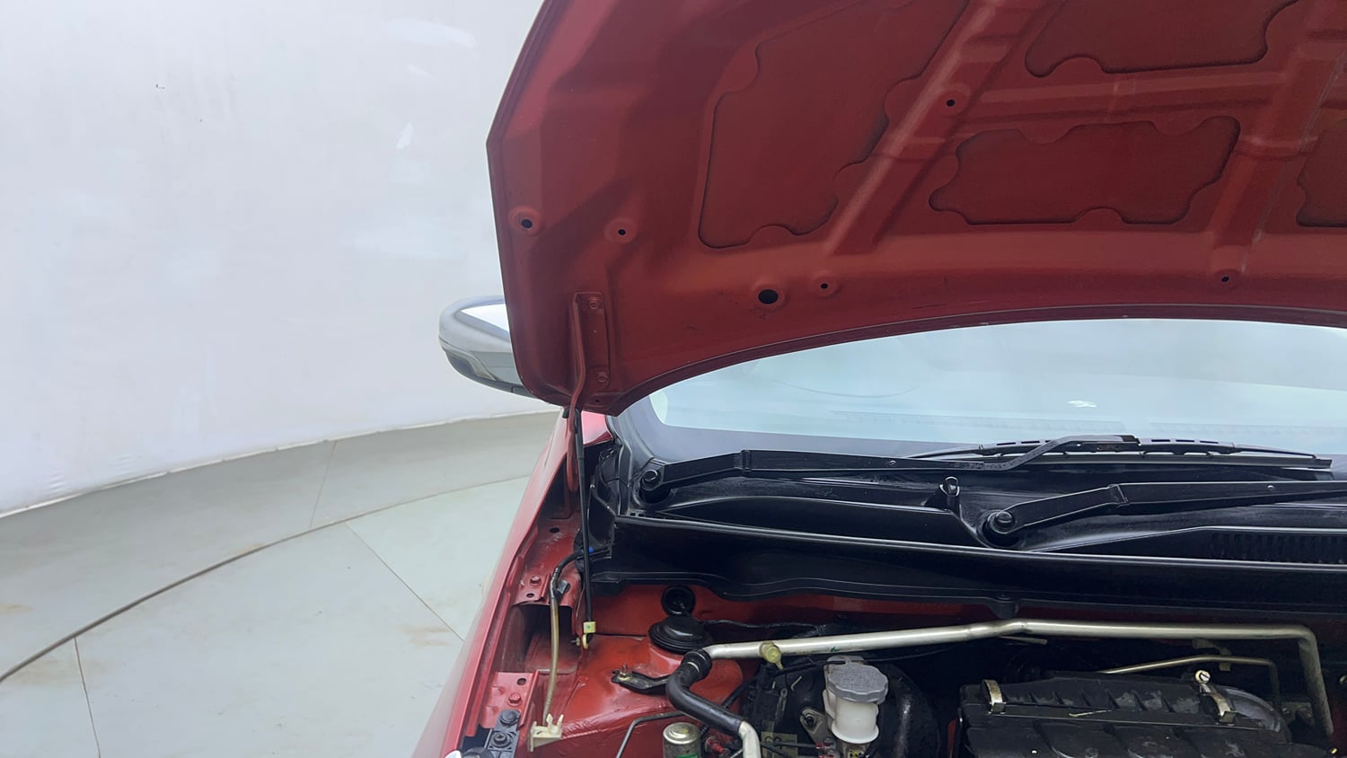 Used 2014 Maruti Suzuki Celerio LXi Petrol Manual engine ENGINE RIGHT SIDE HINGE & APRON VIEW