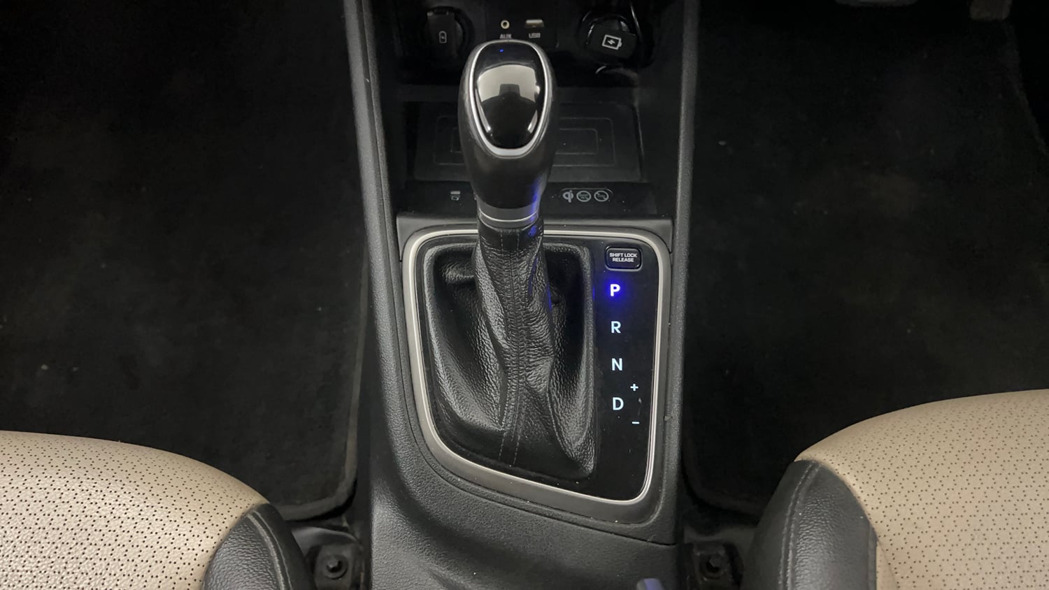 Used 2019 Hyundai Verna SX (O) 1.6 CRDi  AT Diesel Automatic interior GEAR  KNOB VIEW