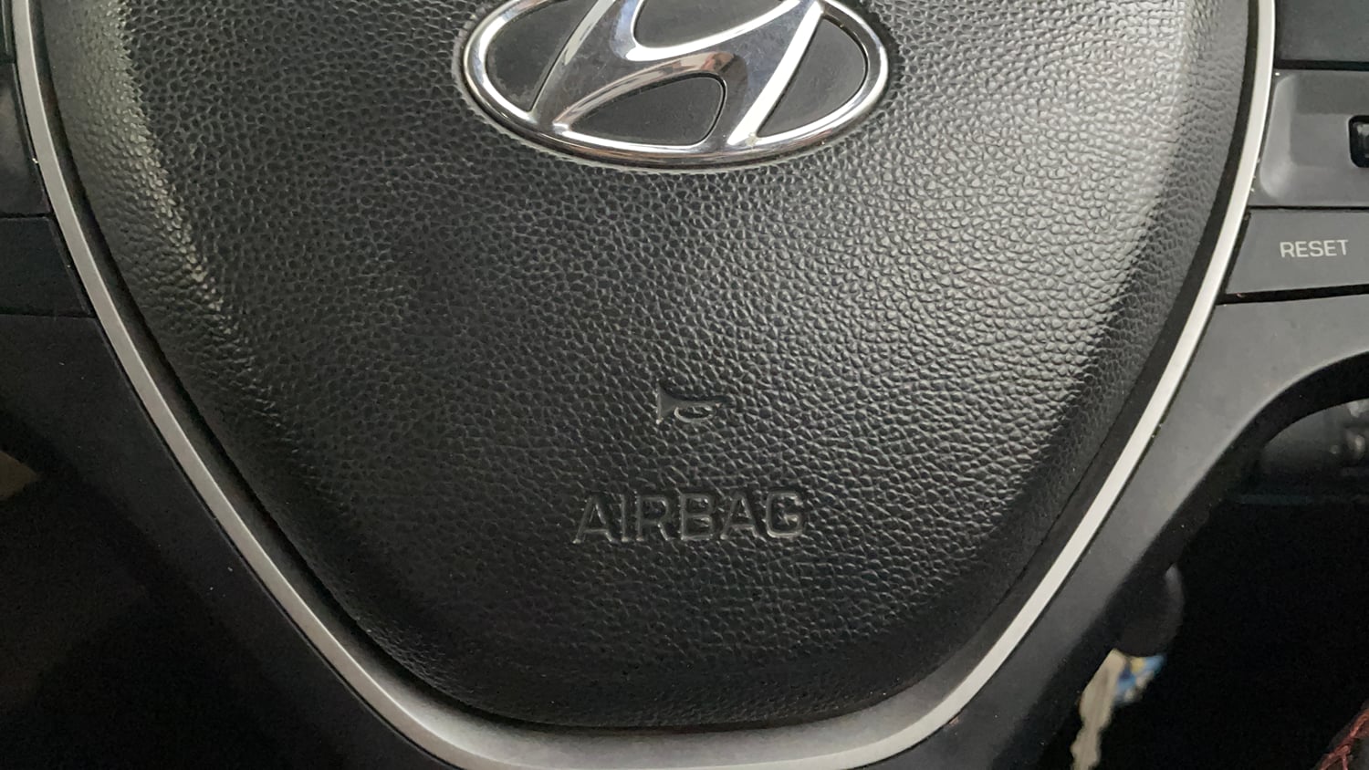 Used 2020 Hyundai Elite i20 Sportz Plus 1.2 Petrol Manual top_features Airbags