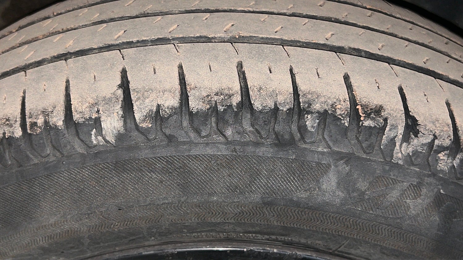 Used 2020 Maruti Suzuki XL6 Alpha AT Petrol Petrol Automatic tyres RIGHT REAR TYRE TREAD VIEW