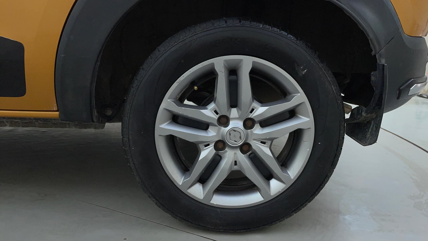 Used 2020 Renault Triber RXZ EASY-R AMT Petrol Automatic tyres LEFT REAR TYRE RIM VIEW