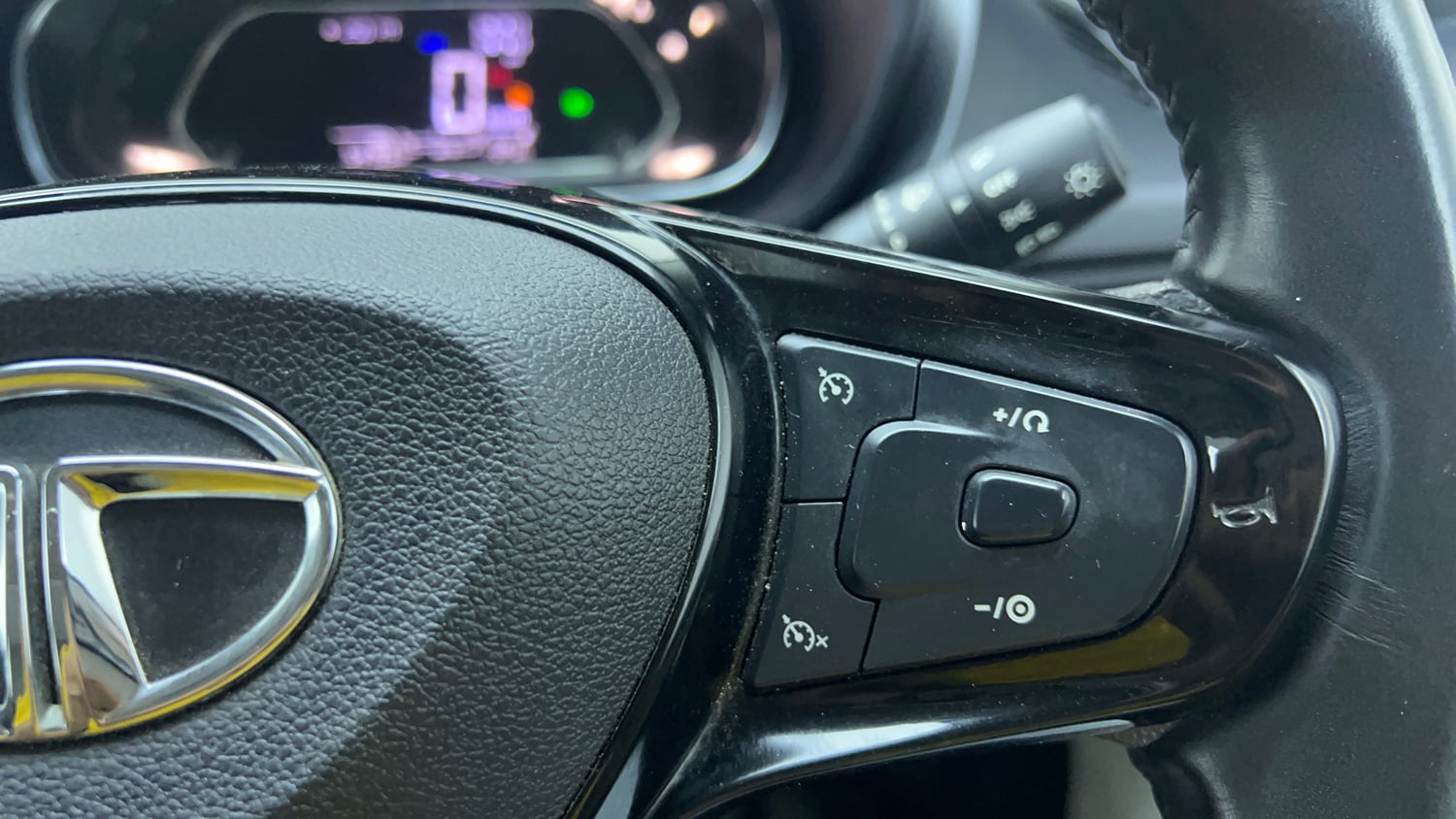 Used 2020 Tata Nexon XZ Plus (O) Petrol Manual top_features Cruise control