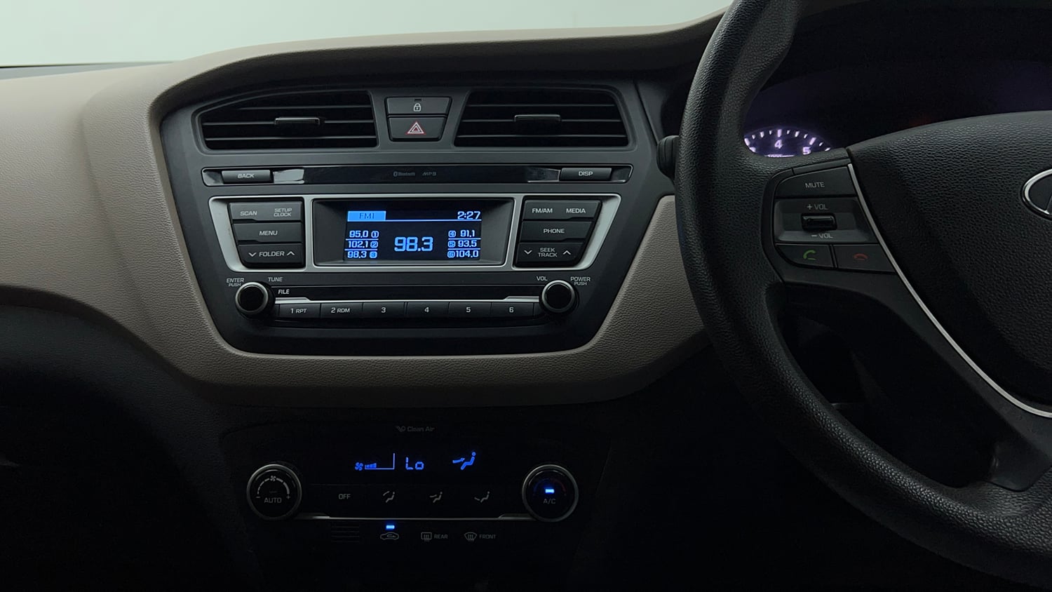 Used 2017 Hyundai Elite i20 Sportz 1.2 Petrol Manual interior MUSIC SYSTEM & AC CONTROL VIEW
