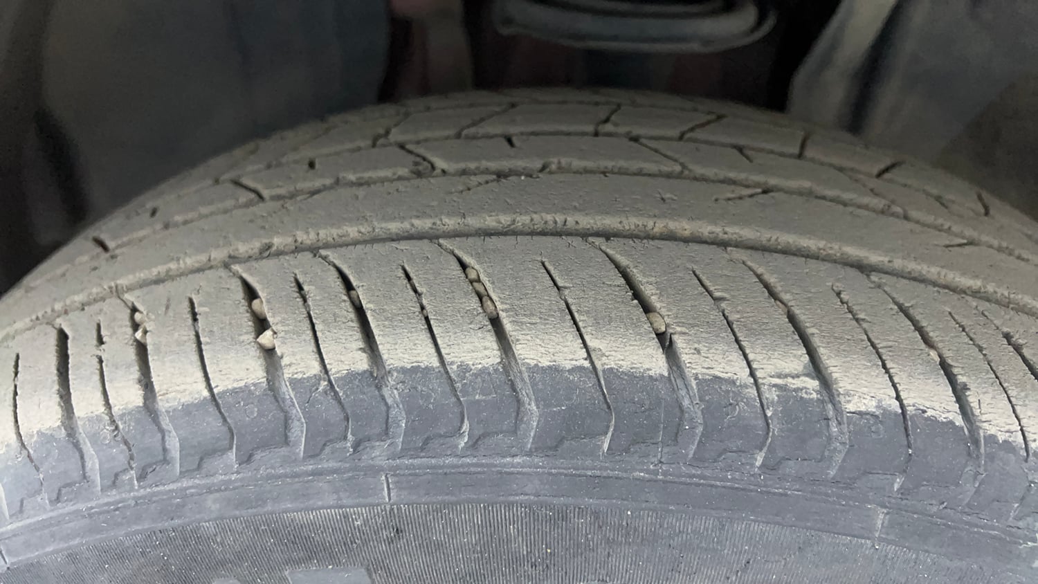 Used 2023 Nissan Magnite XV Premium Turbo CVT Dual Tone Petrol Automatic tyres LEFT FRONT TYRE TREAD VIEW