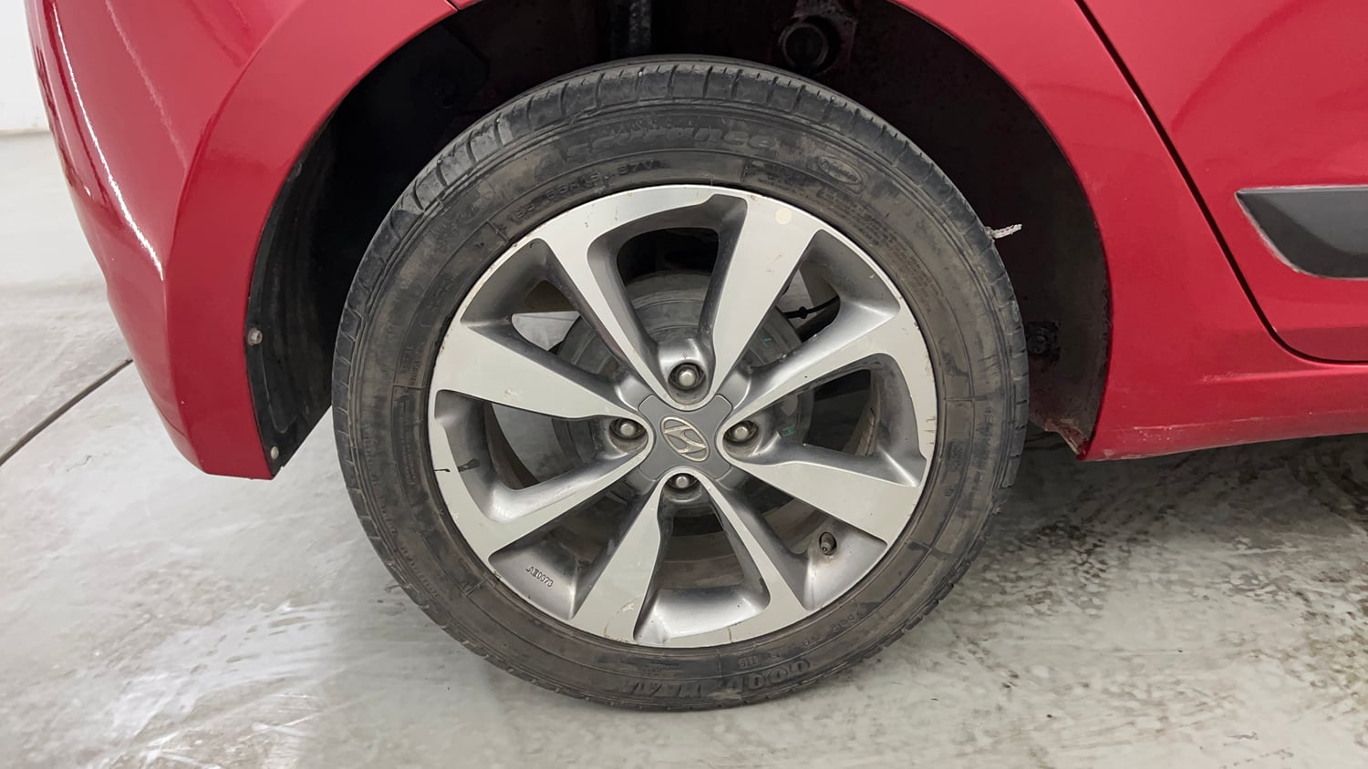 Used 2015 Hyundai Elite i20 Asta 1.2 Petrol Manual tyres RIGHT REAR TYRE RIM VIEW