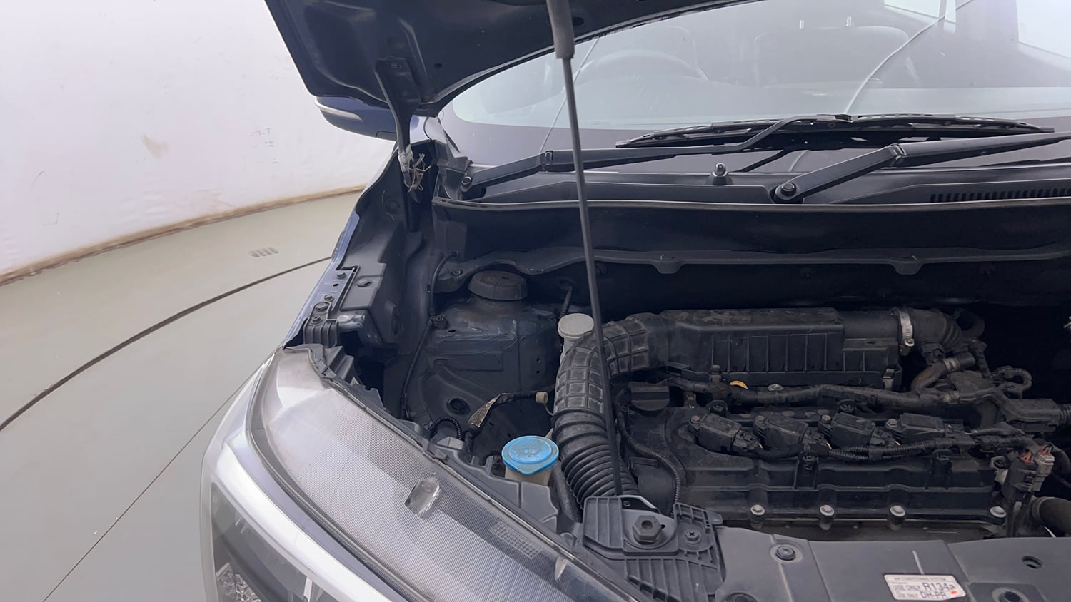 Used 2020 Maruti Suzuki XL6 Alpha AT Petrol Petrol Automatic engine ENGINE RIGHT SIDE HINGE & APRON VIEW