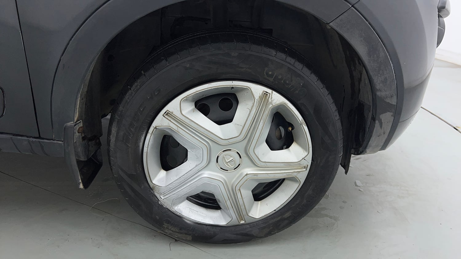 Used 2019 Tata Nexon XM Petrol Manual tyres RIGHT FRONT TYRE RIM VIEW