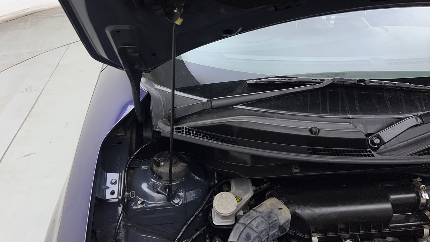 Used 2018 Maruti Suzuki Swift LXi Petrol Manual engine ENGINE RIGHT SIDE HINGE & APRON VIEW