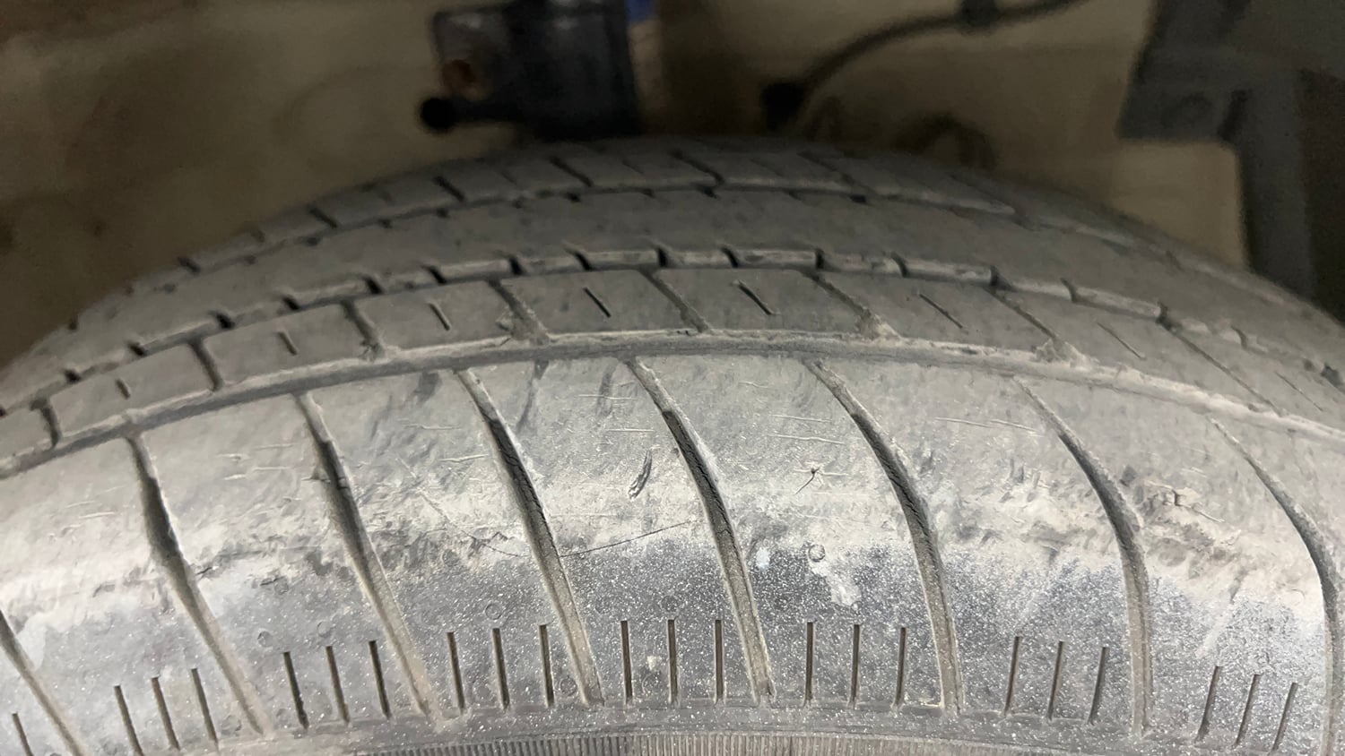 Used 2014 Maruti Suzuki Swift ZXi Petrol Manual tyres RIGHT FRONT TYRE TREAD VIEW