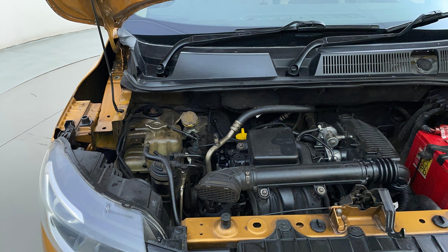 Used 2020 Renault Triber RXZ EASY-R AMT Petrol Automatic engine ENGINE RIGHT SIDE HINGE & APRON VIEW