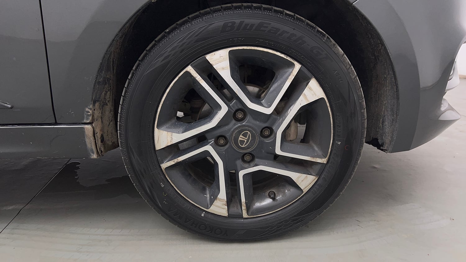 Used 2023 Tata Tiago XZ Plus Petrol Manual tyres RIGHT FRONT TYRE RIM VIEW