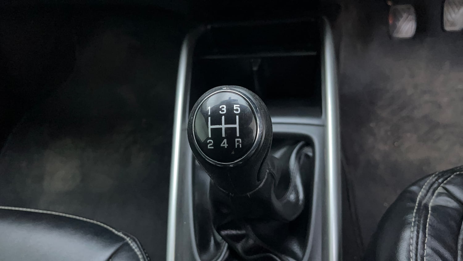 Used 2016 Maruti Suzuki Baleno Alpha 1.2 Petrol Manual interior GEAR  KNOB VIEW
