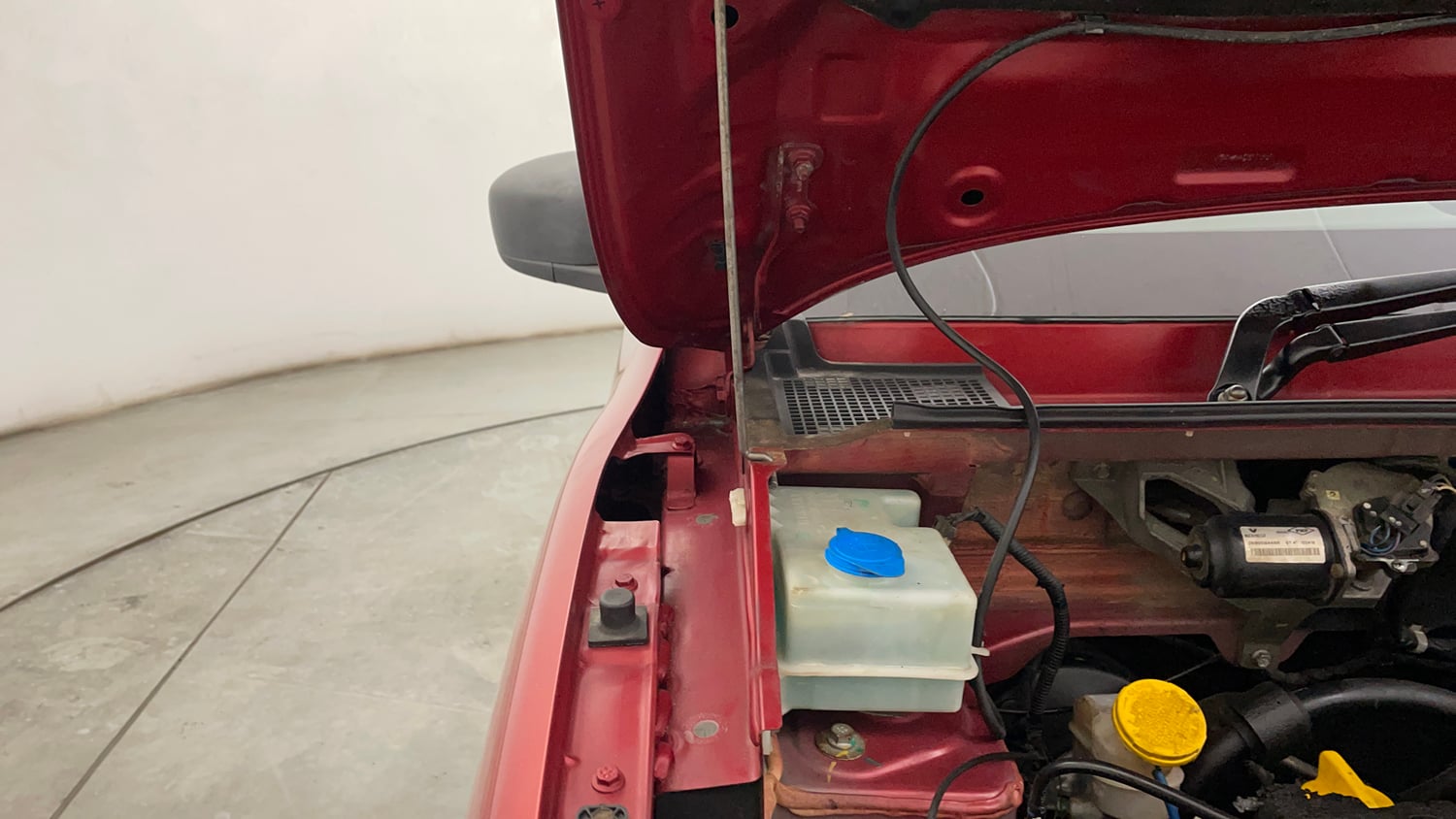 Used 2018 Renault Kwid RXT Petrol Manual engine ENGINE RIGHT SIDE HINGE & APRON VIEW