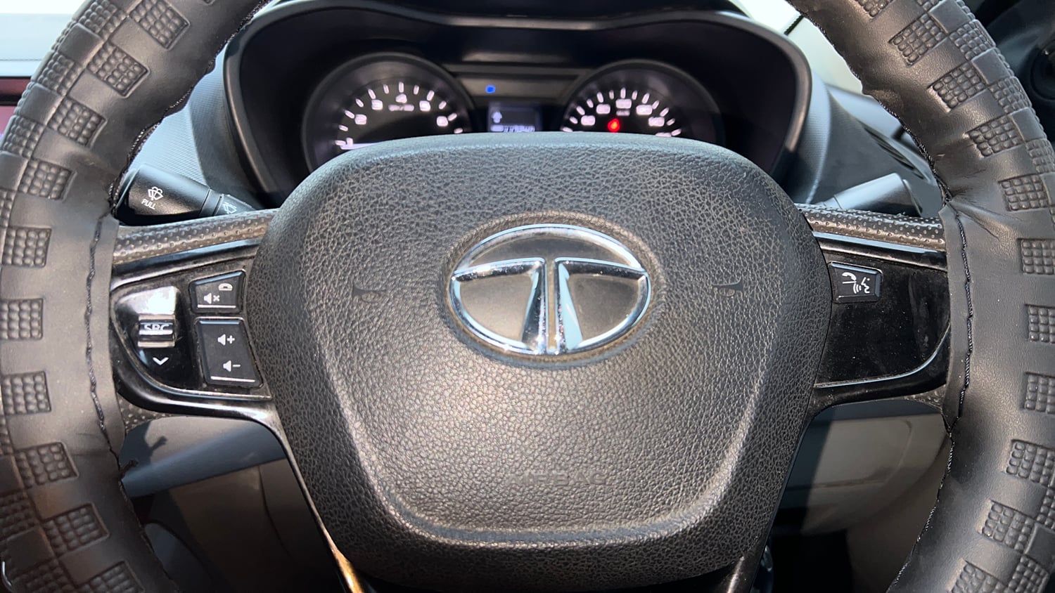 Used 2019 Tata Nexon XM Petrol Manual top_features Steering mounted controls