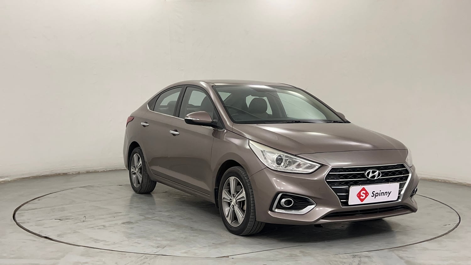 Used 2019 Hyundai Verna SX (O) 1.6 CRDi  AT Diesel Automatic exterior RIGHT FRONT CORNER VIEW