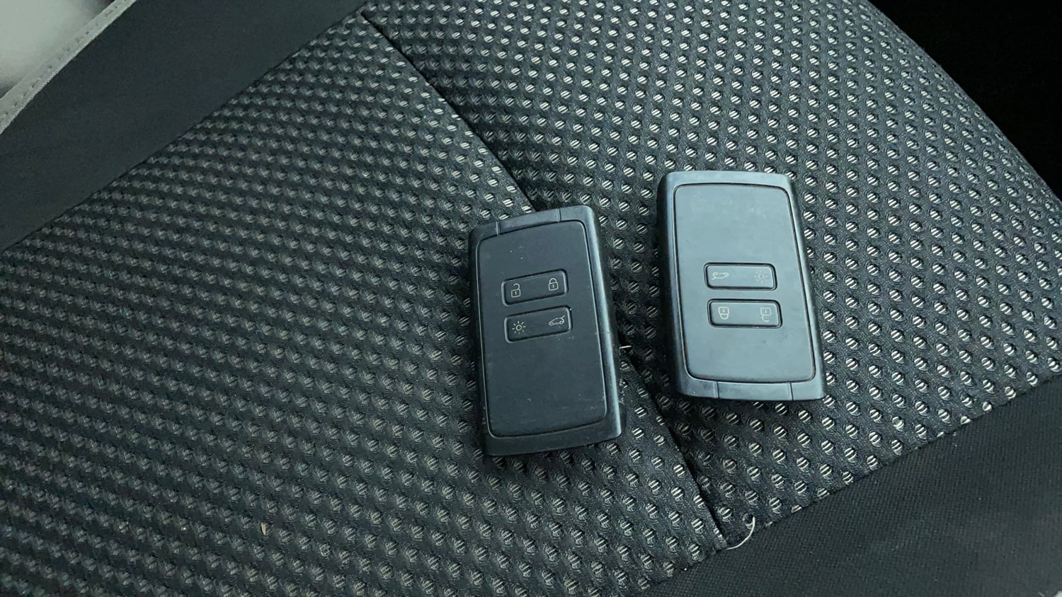 Used 2020 Renault Triber RXZ EASY-R AMT Petrol Automatic extra CAR KEY VIEW