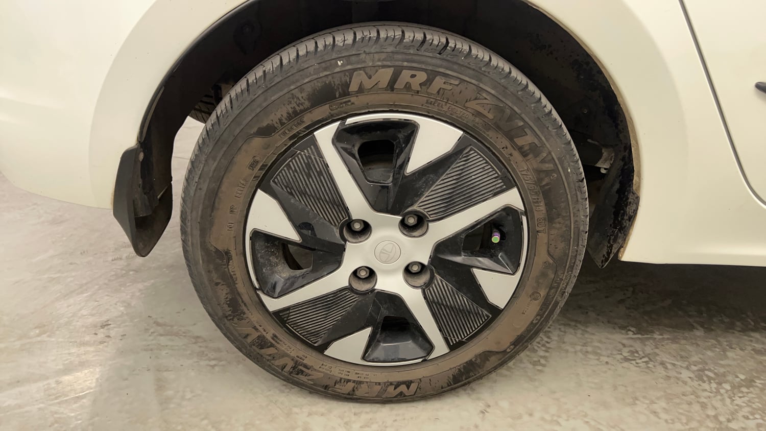 Used 2025 Tata Tigor XZA Plus iCNG Cng Automatic tyres RIGHT REAR TYRE RIM VIEW