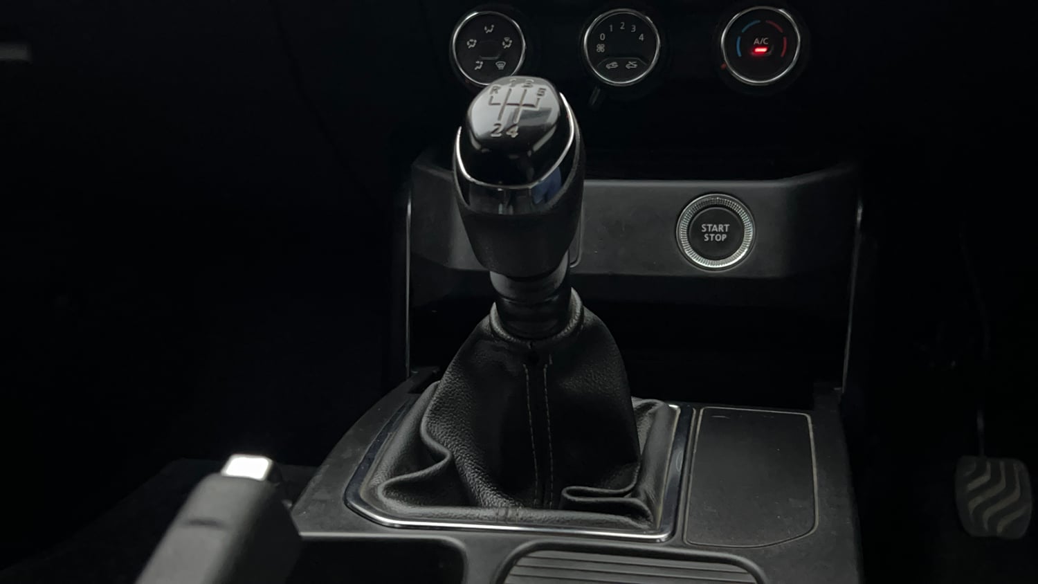 Used 2022 Renault Kiger RXT (O) MT Petrol Manual interior GEAR  KNOB VIEW