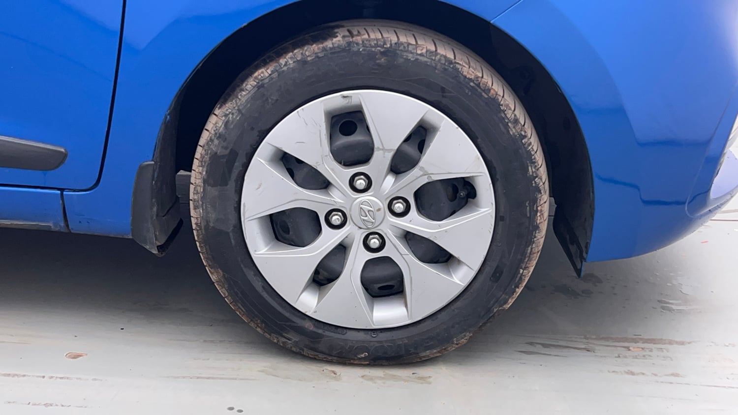 Used 2019 Hyundai Xcent S Petrol Manual tyres RIGHT FRONT TYRE RIM VIEW