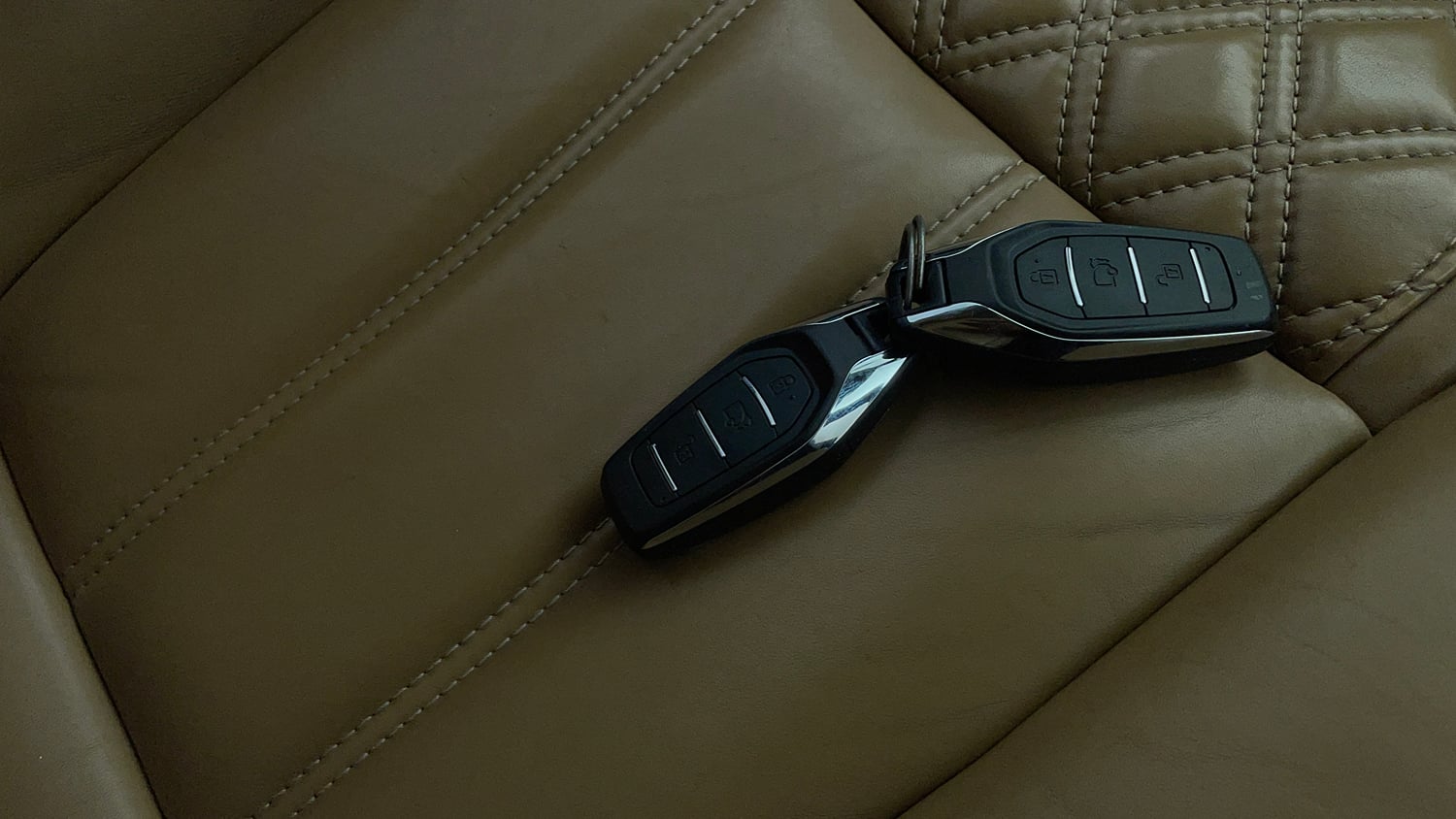 Used 2018 Mahindra XUV500 W11 AT Diesel Automatic extra CAR KEY VIEW