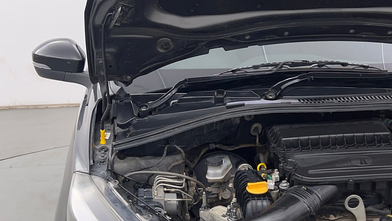 Used 2023 Tata Tiago XZ Plus Petrol Manual engine ENGINE RIGHT SIDE HINGE & APRON VIEW