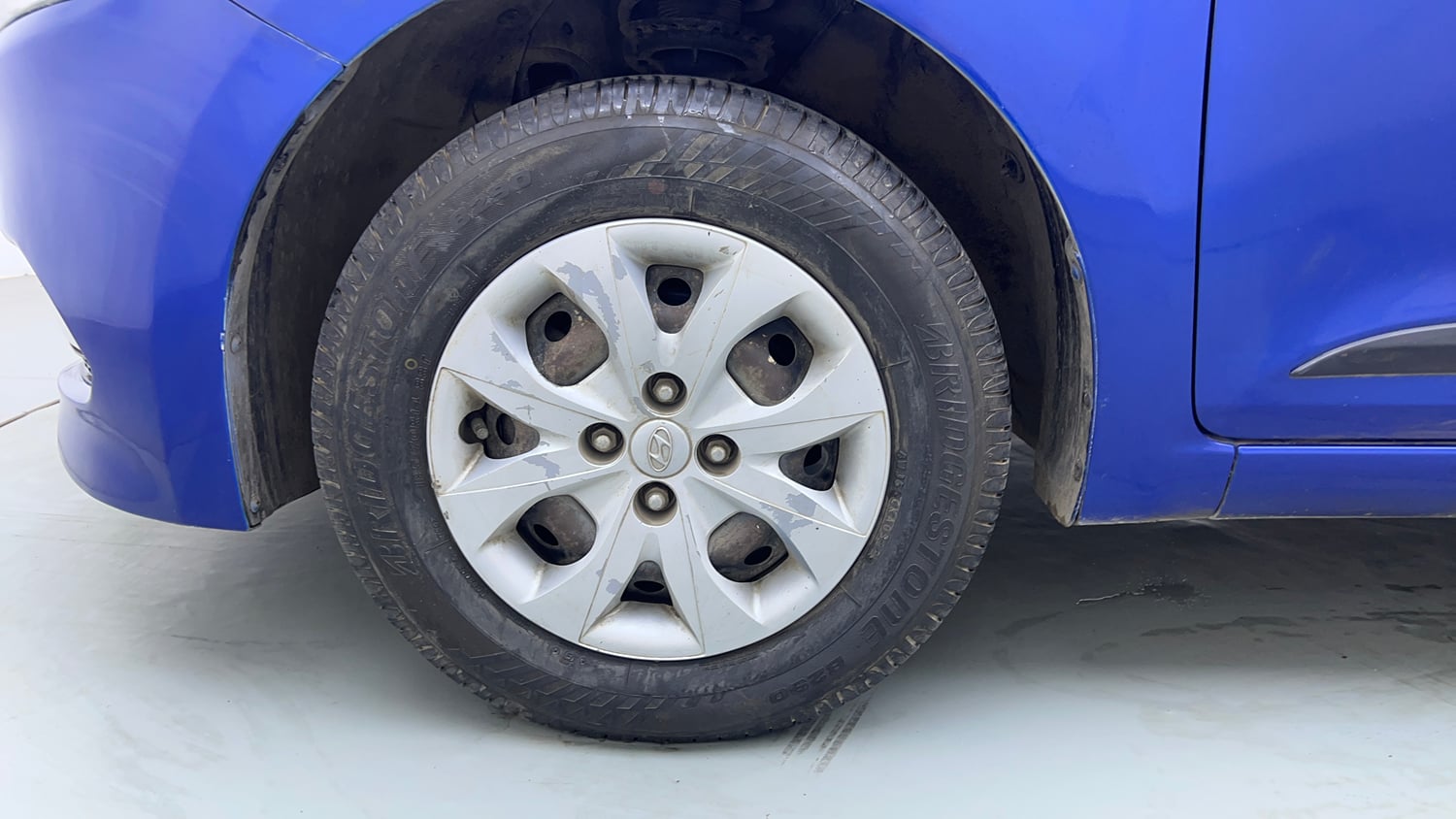 Used 2015 Hyundai Elite i20 Sportz 1.2 Petrol Manual tyres LEFT FRONT TYRE RIM VIEW