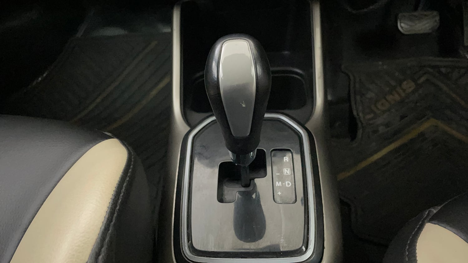 Used 2019 Maruti Suzuki Ignis Zeta 1.2 AMT Petrol Automatic interior GEAR  KNOB VIEW