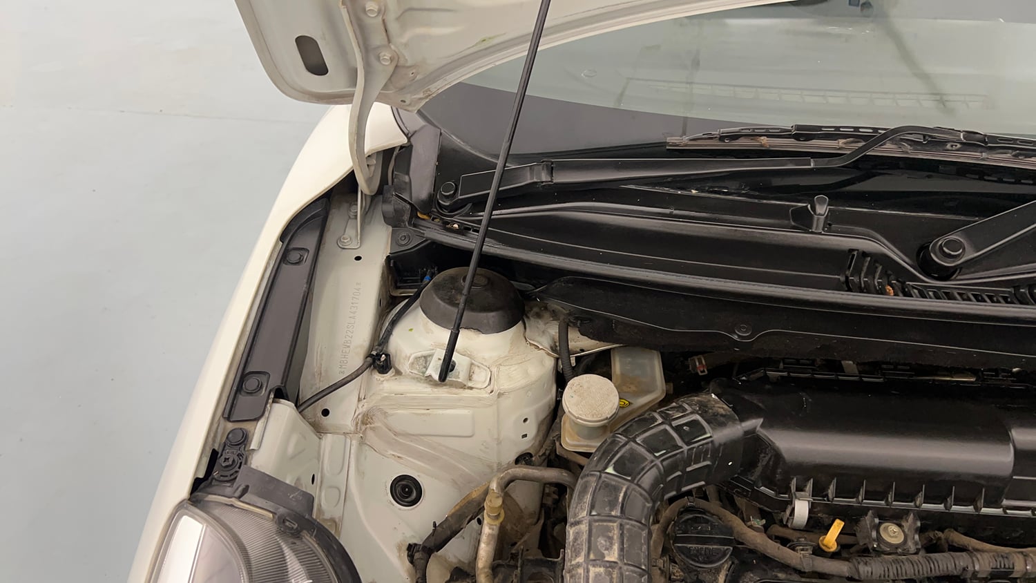 Used 2020 Maruti Suzuki Baleno Delta Petrol Manual engine ENGINE RIGHT SIDE HINGE & APRON VIEW