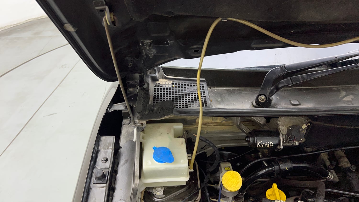 Used 2016 Renault Kwid RXT CNG (Outside Fitted) Cng Manual engine ENGINE RIGHT SIDE HINGE & APRON VIEW