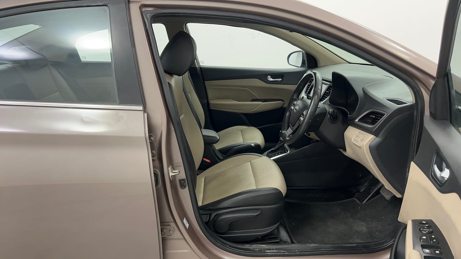 Used 2019 Hyundai Verna SX (O) 1.6 CRDi  AT Diesel Automatic interior RIGHT SIDE FRONT DOOR CABIN VIEW