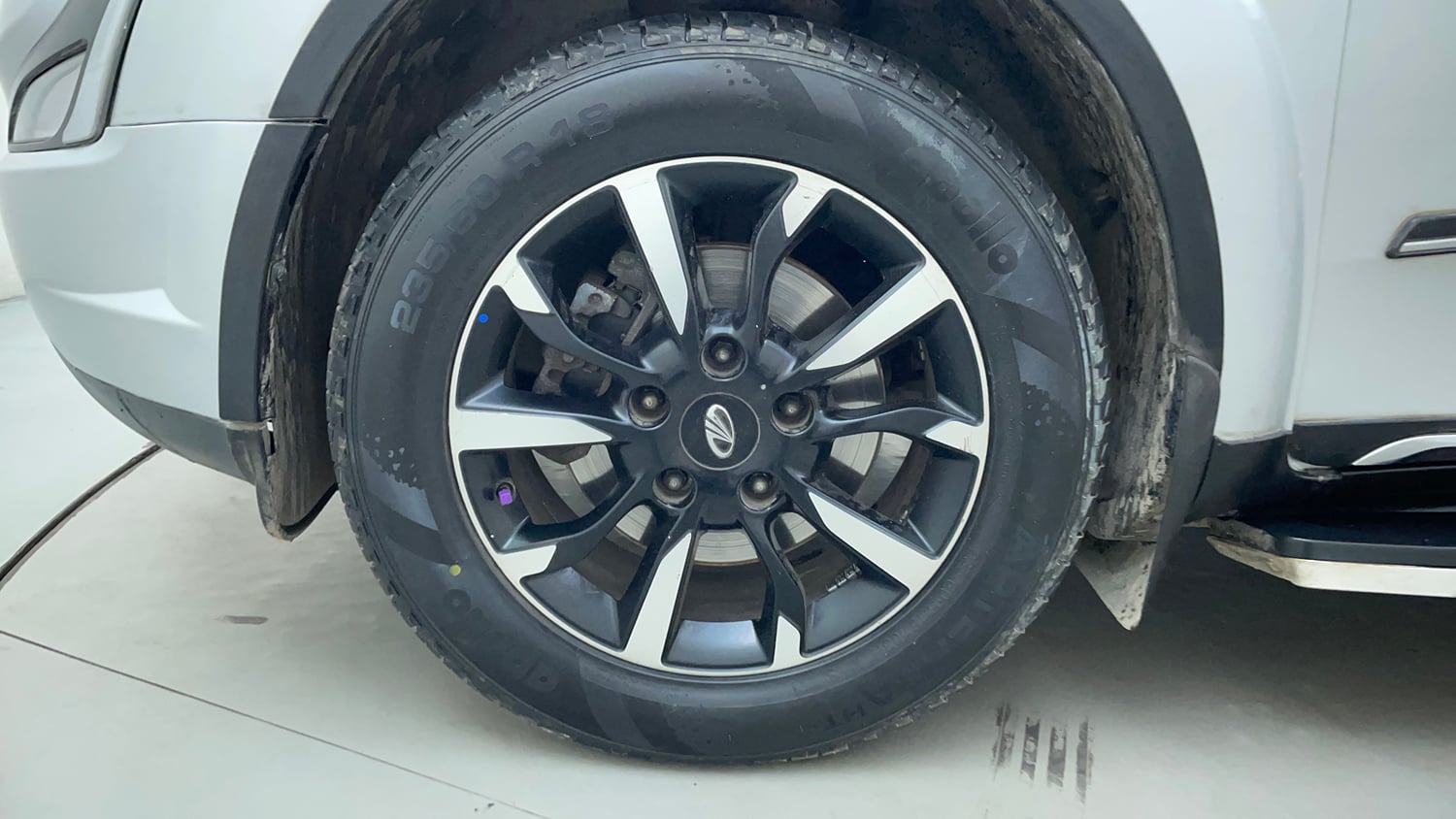 Used 2018 Mahindra XUV500 W11 AT Diesel Automatic tyres LEFT FRONT TYRE RIM VIEW