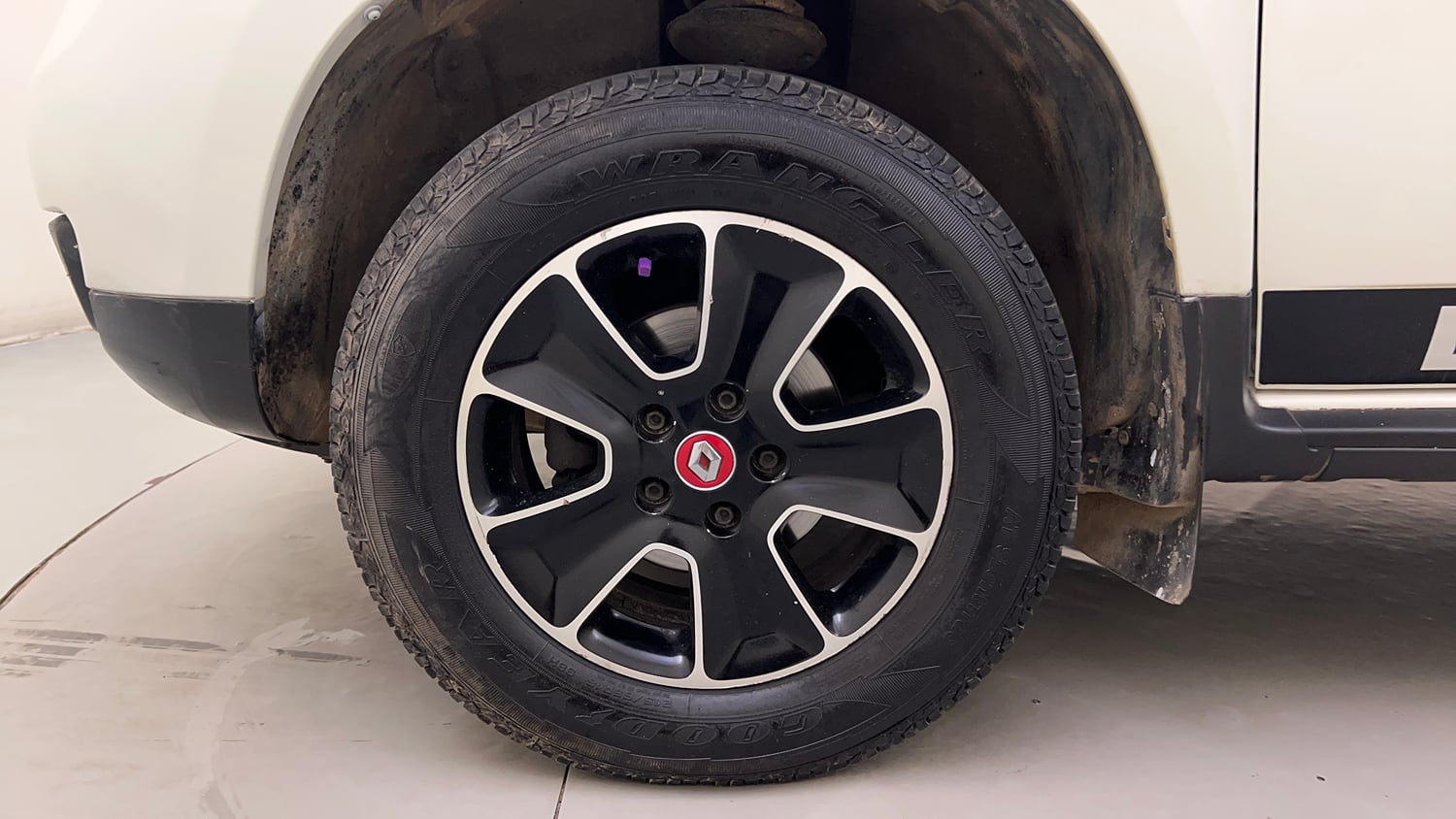 Used 2017 Renault Duster RXS CVT Petrol Automatic tyres LEFT FRONT TYRE RIM VIEW