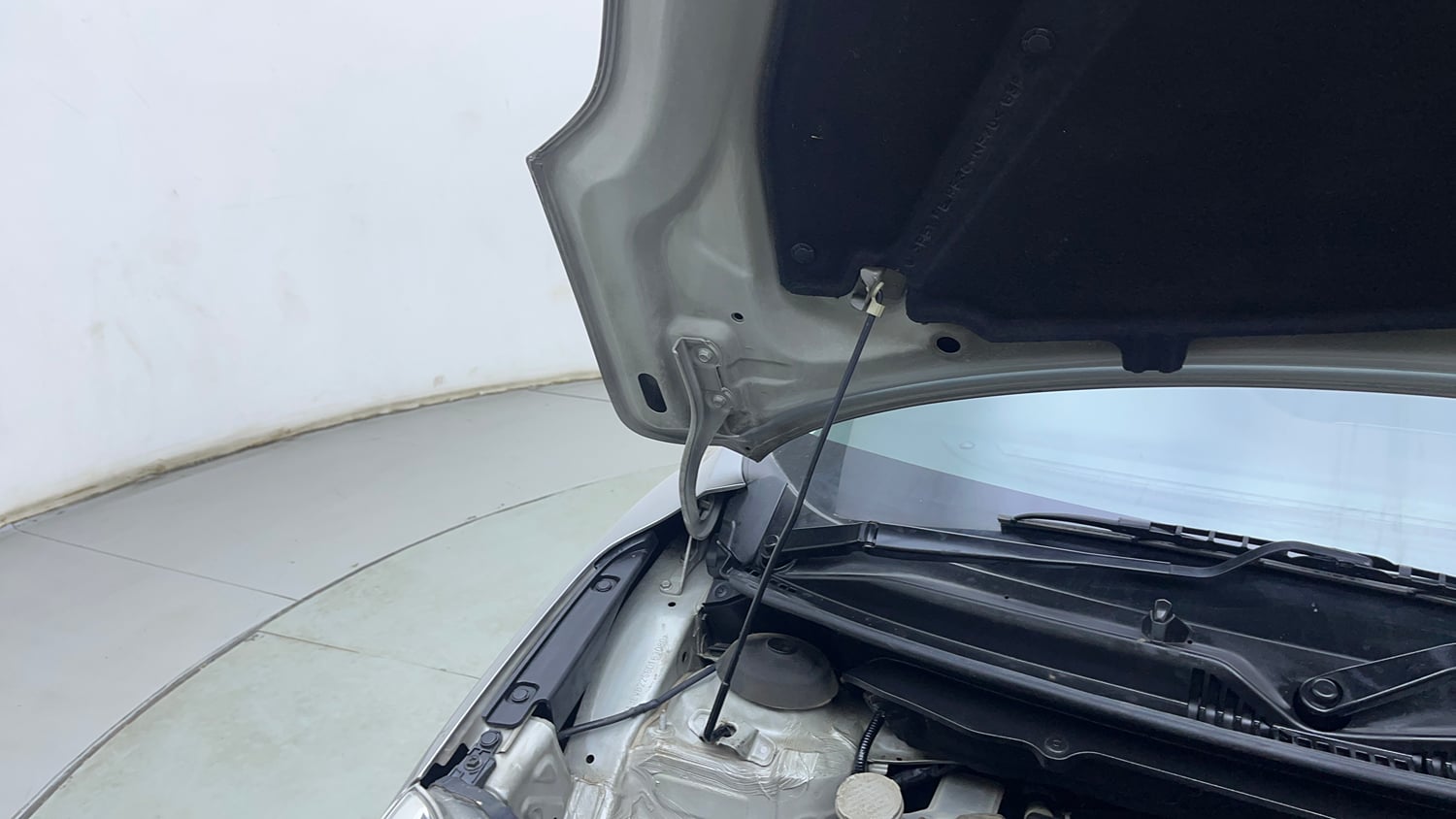 Used 2016 Maruti Suzuki Baleno Alpha 1.2 Petrol Manual engine ENGINE RIGHT SIDE HINGE & APRON VIEW
