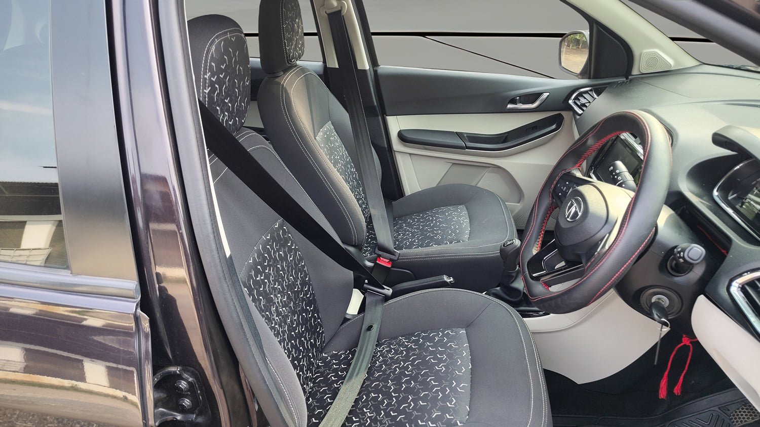 Used 2022 Tata Tiago XZ Plus Petrol Manual interior RIGHT SIDE FRONT DOOR CABIN VIEW