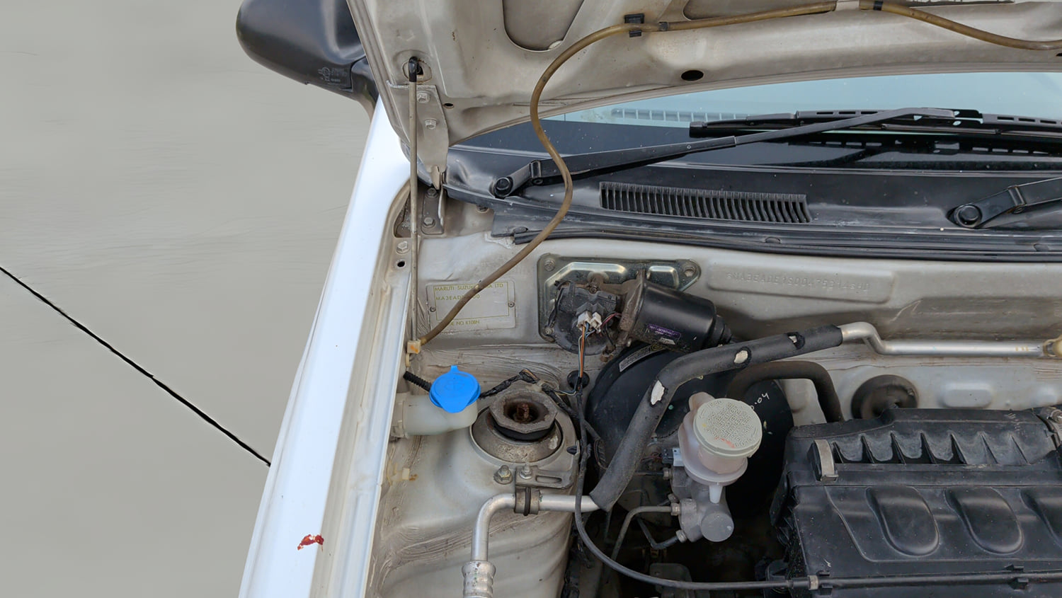 Used 2013 Maruti Suzuki Alto K10 VXi Petrol Manual engine ENGINE RIGHT SIDE HINGE & APRON VIEW