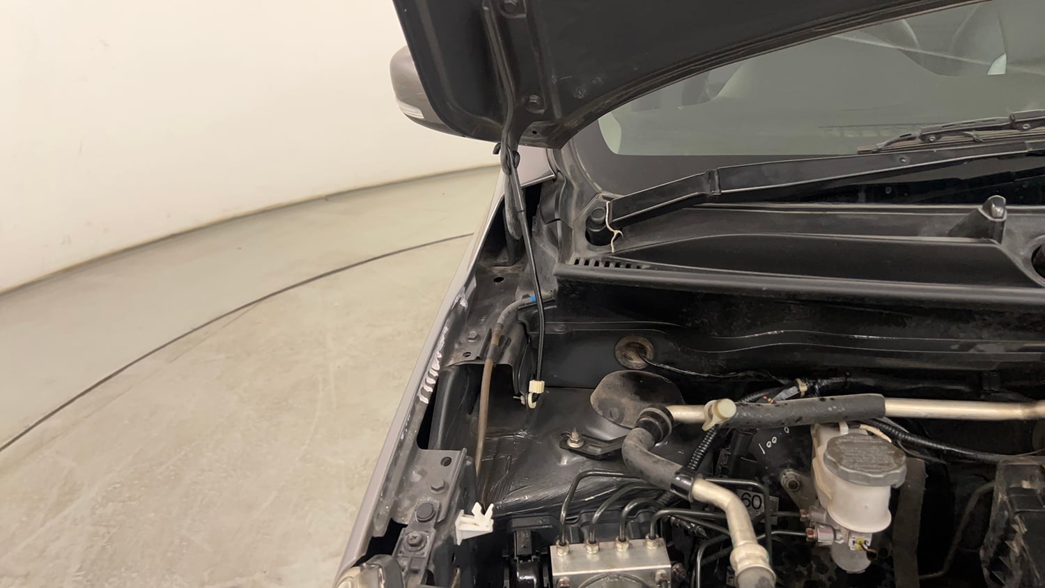 Used 2016 Maruti Suzuki Celerio ZXi AMT Petrol Automatic engine ENGINE RIGHT SIDE HINGE & APRON VIEW