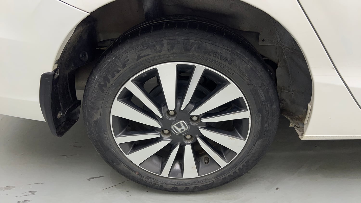 Used 2024 Honda City Elegant Edition CVT Petrol Automatic tyres RIGHT REAR TYRE RIM VIEW