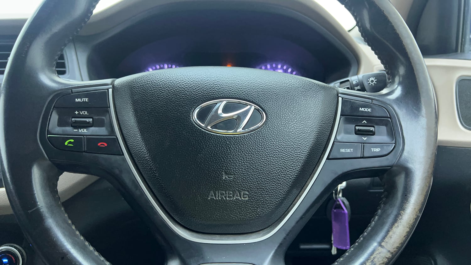 Used 2015 Hyundai Elite i20 Sportz 1.2 Petrol Manual top_features Steering mounted controls