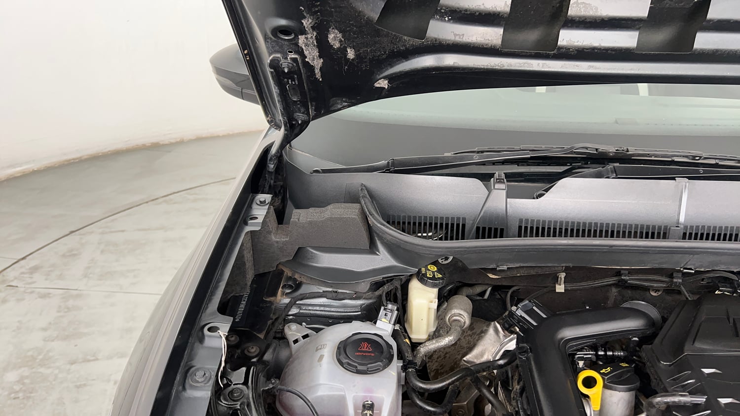 Used 2022 Volkswagen Taigun Topline 1.0 TSI MT Petrol Manual engine ENGINE RIGHT SIDE HINGE & APRON VIEW
