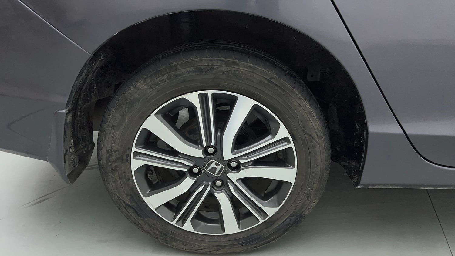 Used 2017 Honda City V CVT Petrol Petrol Automatic tyres RIGHT REAR TYRE RIM VIEW