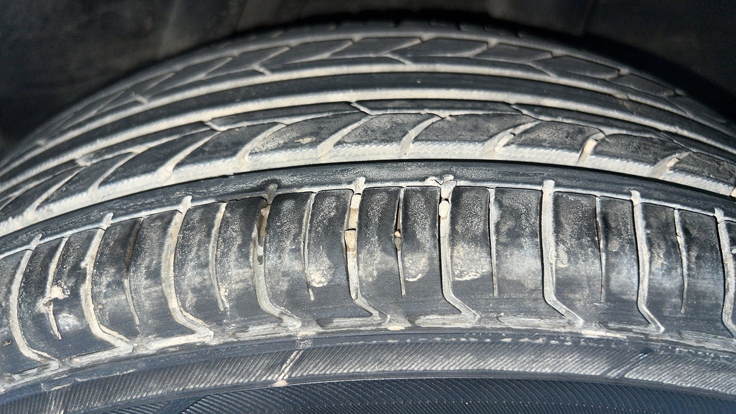 Used 2015 Honda City SV CVT Petrol Automatic tyres LEFT REAR TYRE TREAD VIEW