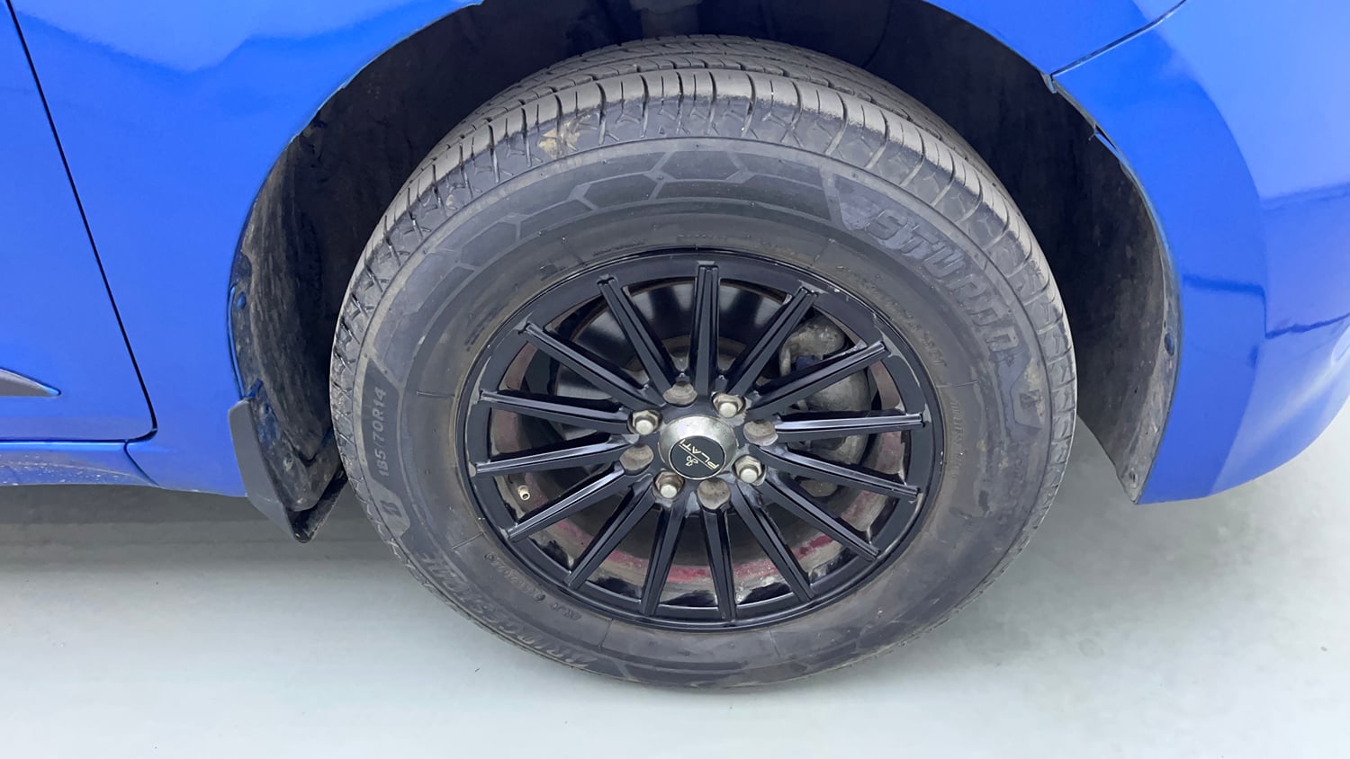 Used 2017 Hyundai Elite i20 Sportz 1.2 Petrol Manual tyres RIGHT FRONT TYRE RIM VIEW