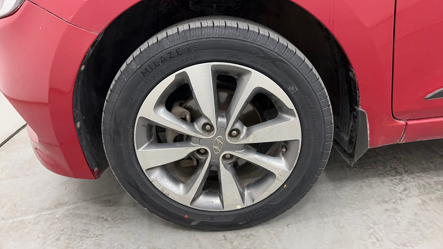 Used 2015 Hyundai Elite i20 Asta 1.2 Petrol Manual tyres LEFT FRONT TYRE RIM VIEW
