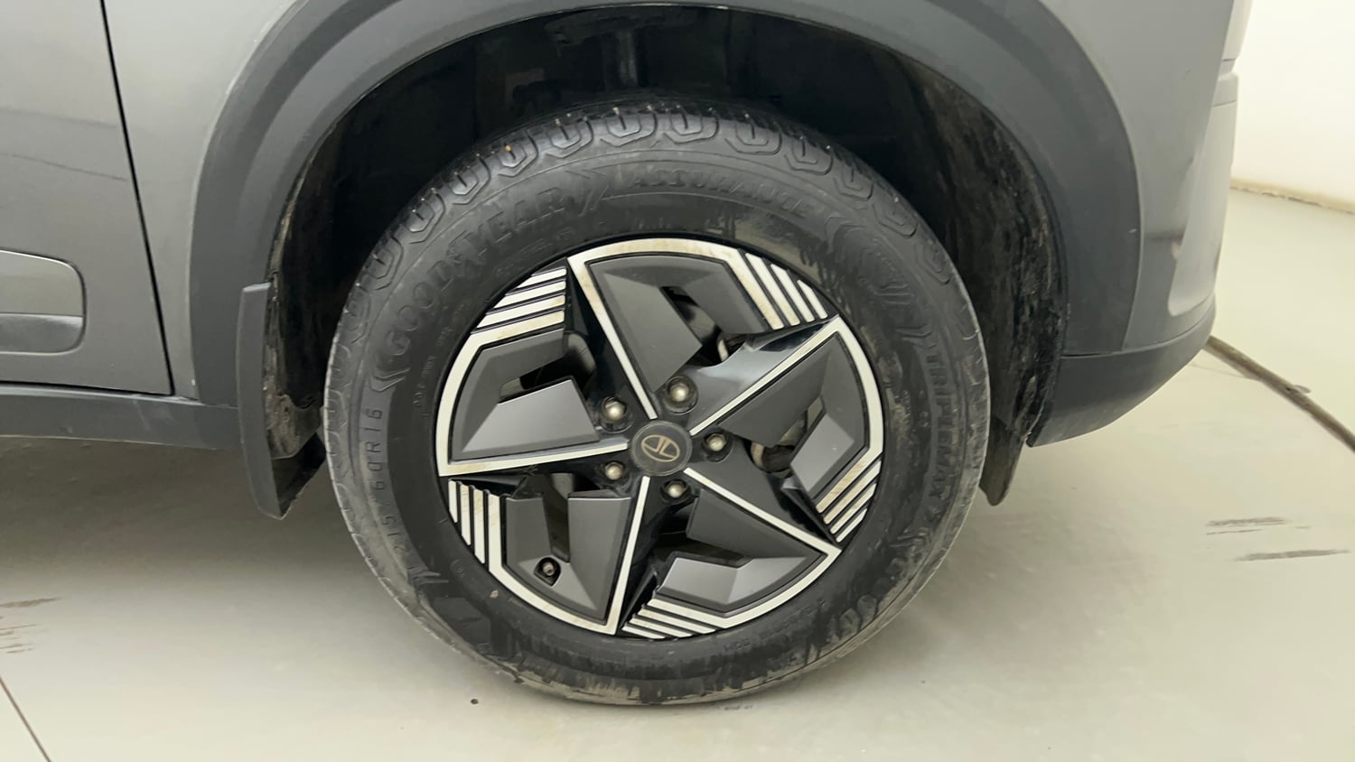 Used 2025 Tata Nexon Creative Plus S 1.2 Revotron Petrol  6MT Petrol Manual tyres RIGHT FRONT TYRE RIM VIEW