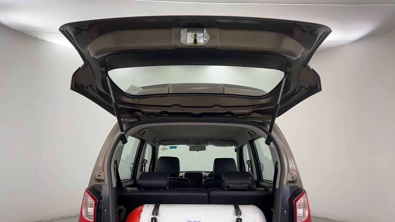 Used 2014 Maruti Suzuki Wagon R LXI CNG Cng Manual interior DICKY DOOR OPEN VIEW
