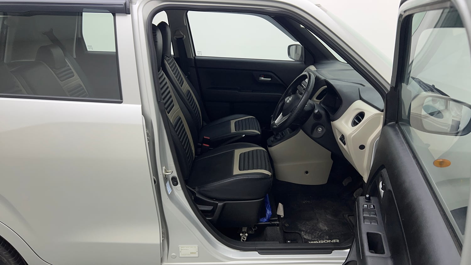 Used 2023 Maruti Suzuki Wagon R VXI 1.0 Petrol Manual interior RIGHT SIDE FRONT DOOR CABIN VIEW