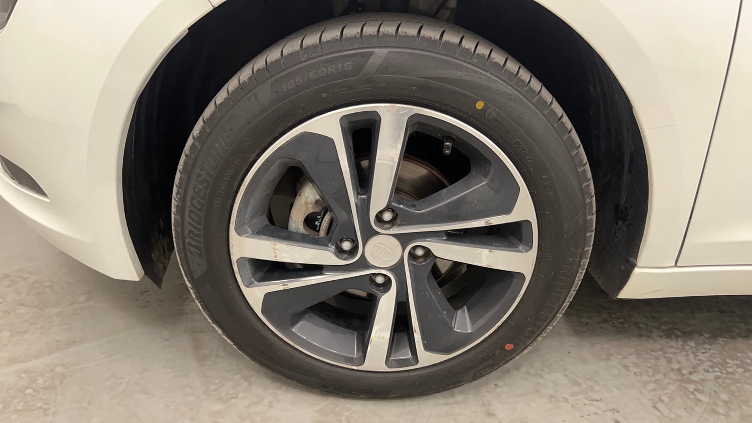 Used 2023 Tata Altroz XZA Plus Petrol Petrol Automatic tyres LEFT FRONT TYRE RIM VIEW