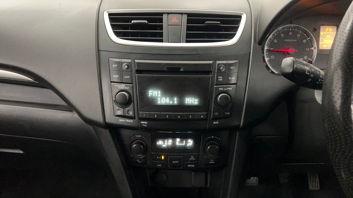 Used 2014 Maruti Suzuki Swift ZXi Petrol Manual interior MUSIC SYSTEM & AC CONTROL VIEW